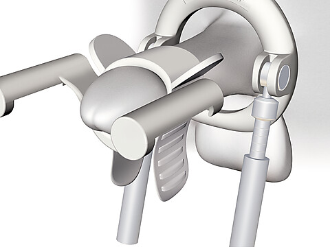 Ana halka takılmış tutma kayışı ile tutma yüzeyine sabitlenmiş penisi gösteren şekil