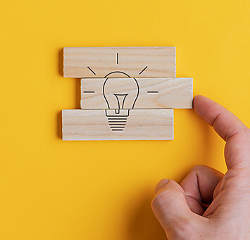 Üzerinde SSS yazısı olan yeşil renkli küp www.penimaster.com.tr sayfasının SSS bölümünü temsil eder