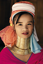 Giraffenhalsfrau mit langem Hals aufgrund von Expanderschmuck