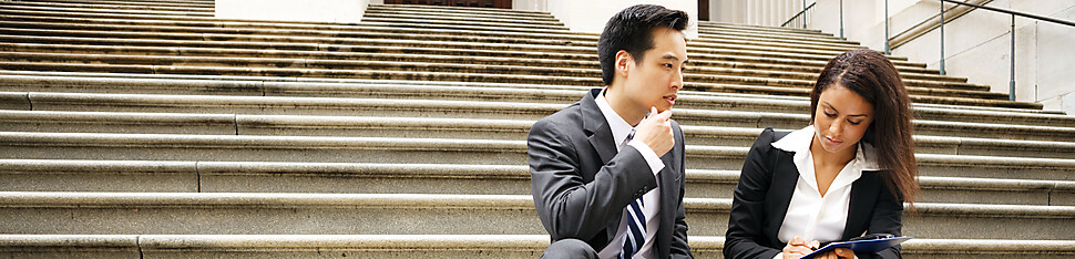 Kendini aynada seyreden genç bir erkek